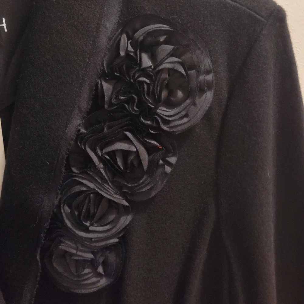 Blazer, fitter, wool flannel, with rosette embellishment at shoulder. Never worn - Picture 3 of 8